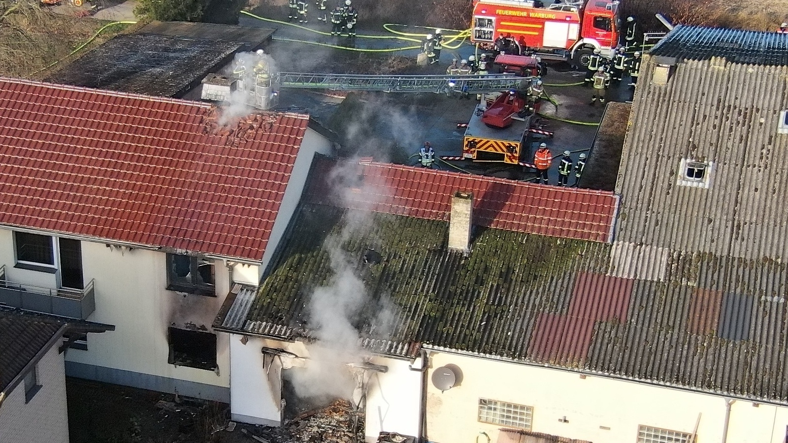Großbrand im Stadtgebiet von Willebadessen: 140 Einsatzkräfte kämpfen stundenlang gegen Gebäudebrand