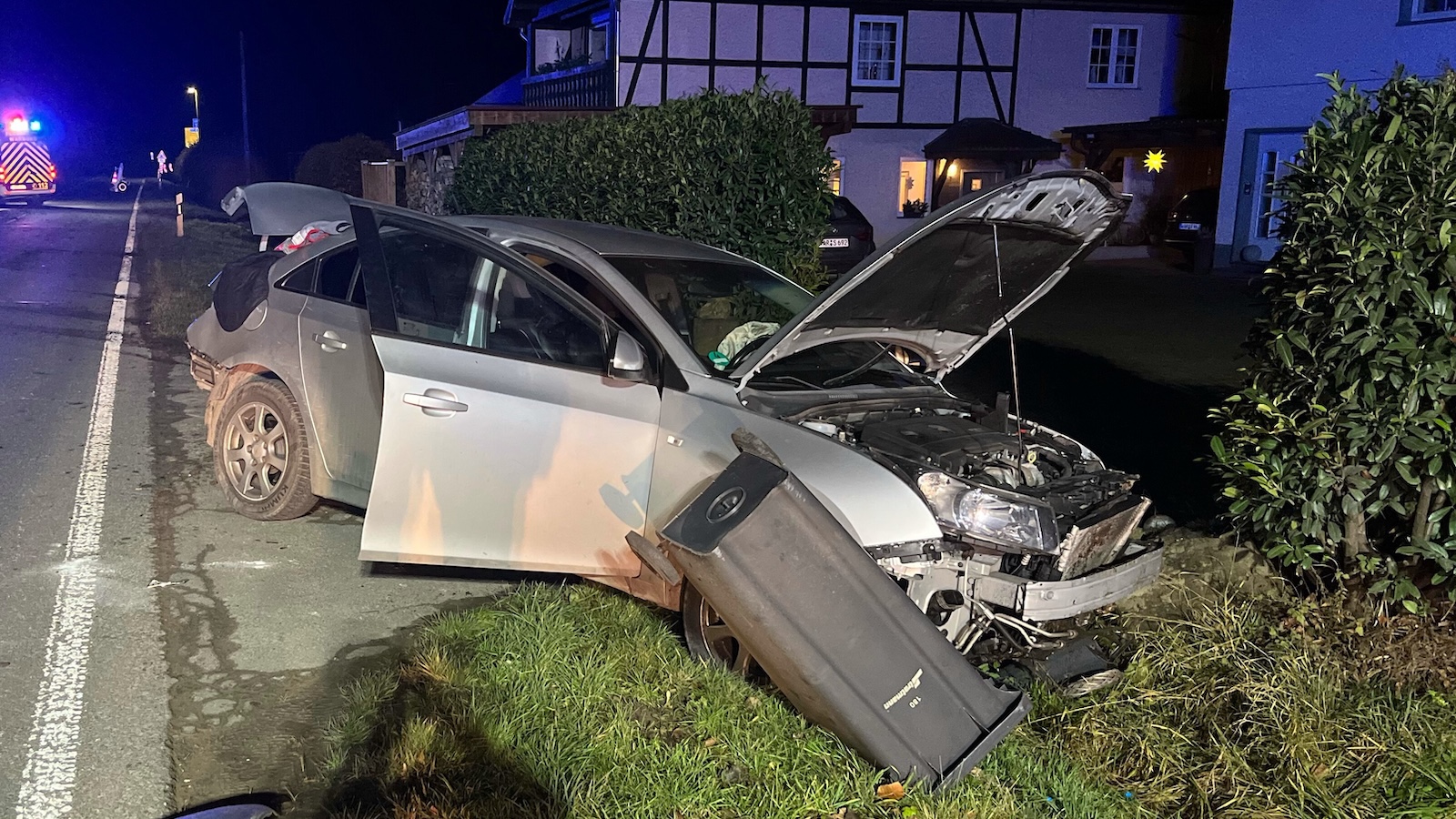 Verdacht eines illegalen Kraftfahrzeugrennens auf der B7 - Zwei Fahrzeuge sichergestellt - Zwei Jugendliche schwer verletzt