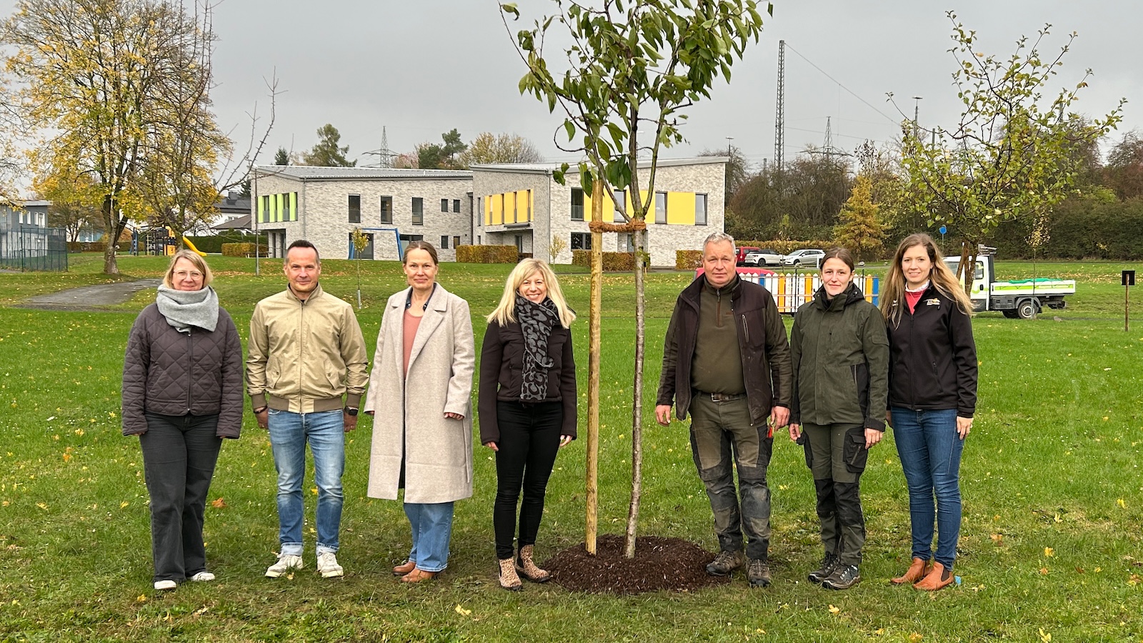 BeSte Stadtwerke und Jugendhilfe im Erzbistum Paderborn setzen Zeichen für Nachhaltigkeit – Drei neue Obstbäume im Jugenddorf Petrus Damian gepflanzt