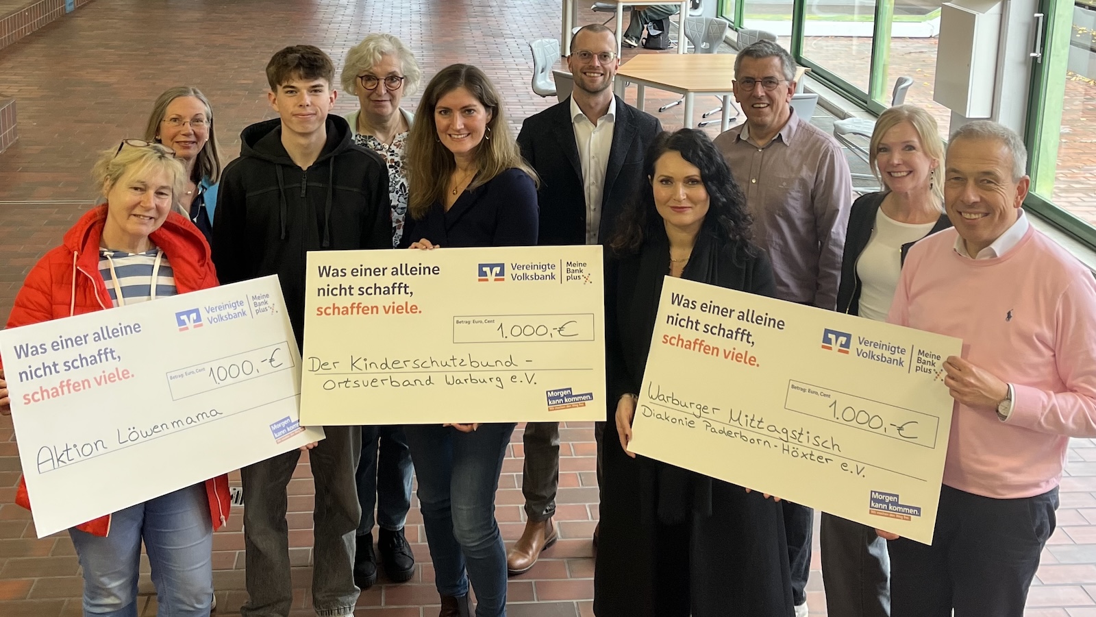 Schülerfirma des Hüffertgymnasiums spendet 3.000 Euro an Aktion Löwenmama, Warburger Mittagstisch und Kinderschutzverbund Warburg