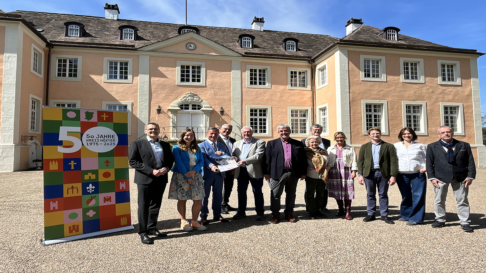 Landluftkonzert zum Kreisjubiläum vor der Kulisse von Schloss Rheder