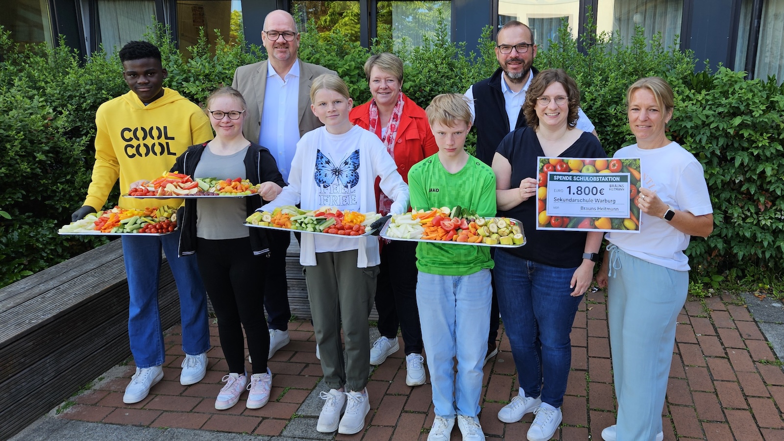Brauns Heitmann spendet für Schulobstprojekt an der Sekundarschule Warburg