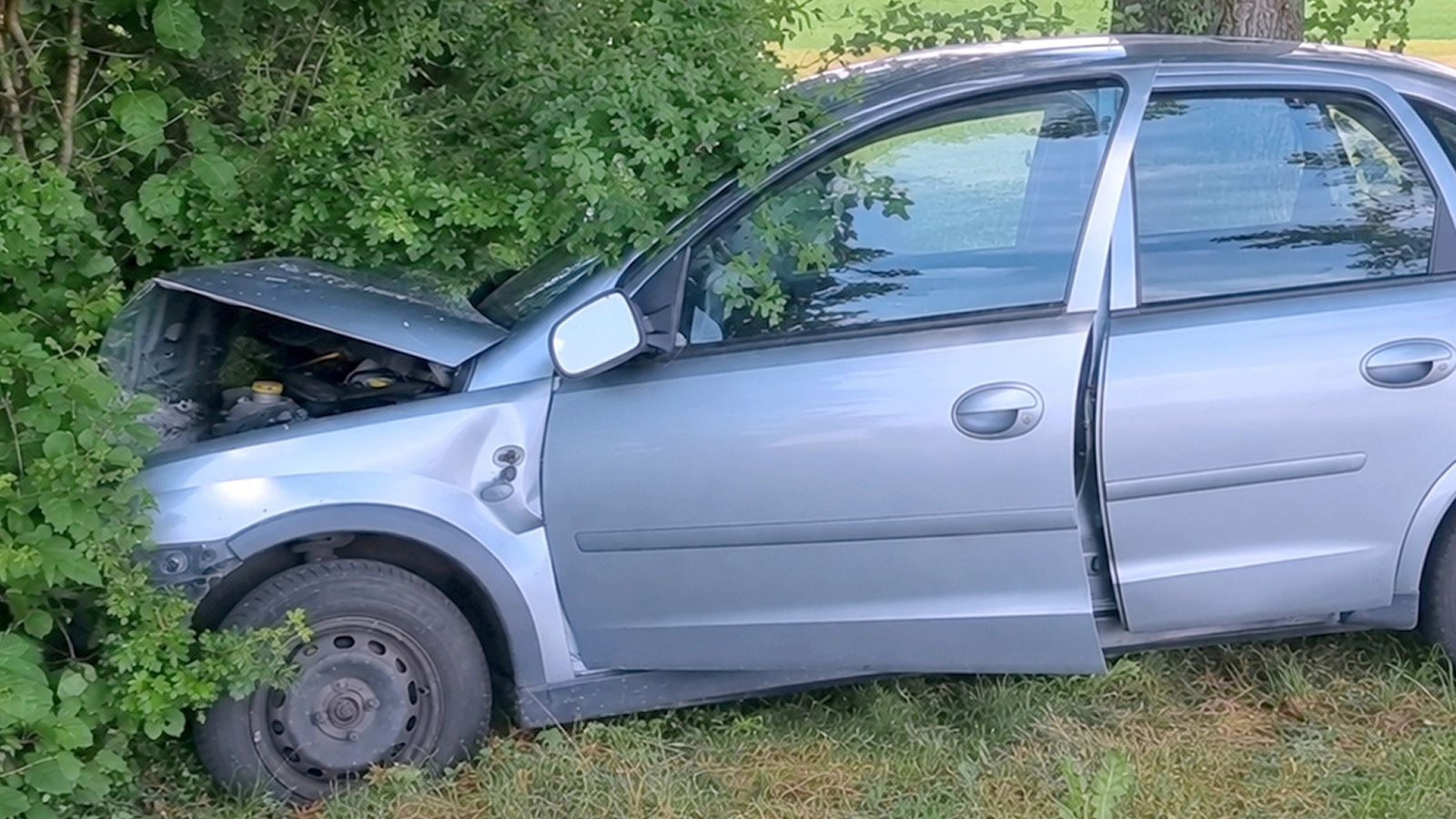 82-jährige Autofahrerin bei Baumkollision lebensgefährlich verletzt