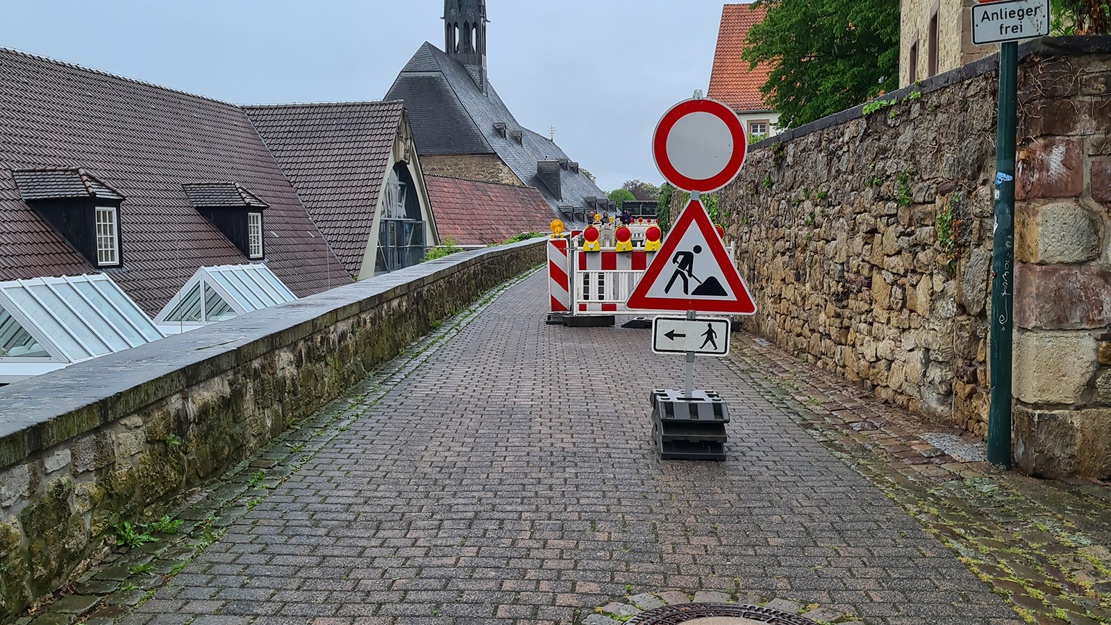 Stadtmauersanierung in Warburg gestartet: „Hinter der Mauer Süd“ bis Juni gesperrt