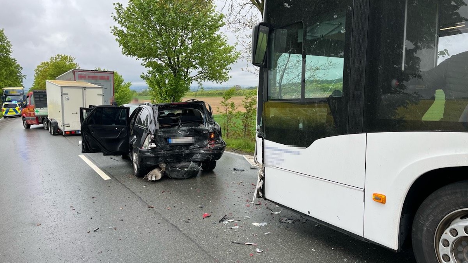 Auffahrunfall: Bus schiebt mehrere Fahrzeuge zusammen