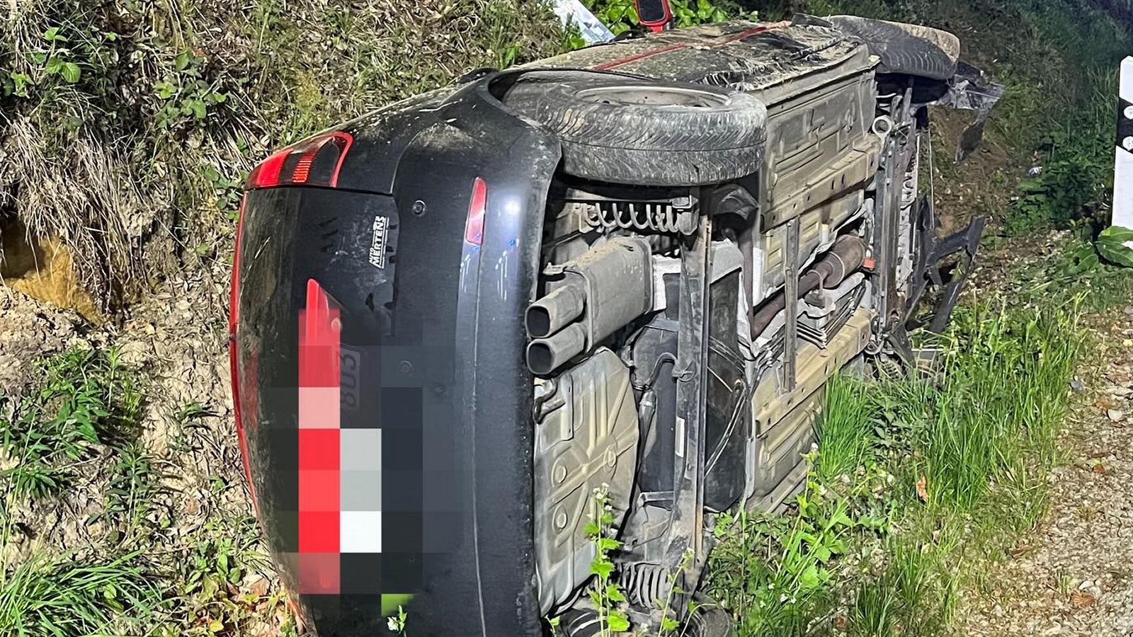 Autofahrerin kommt bei Willebadessen von der Straße ab