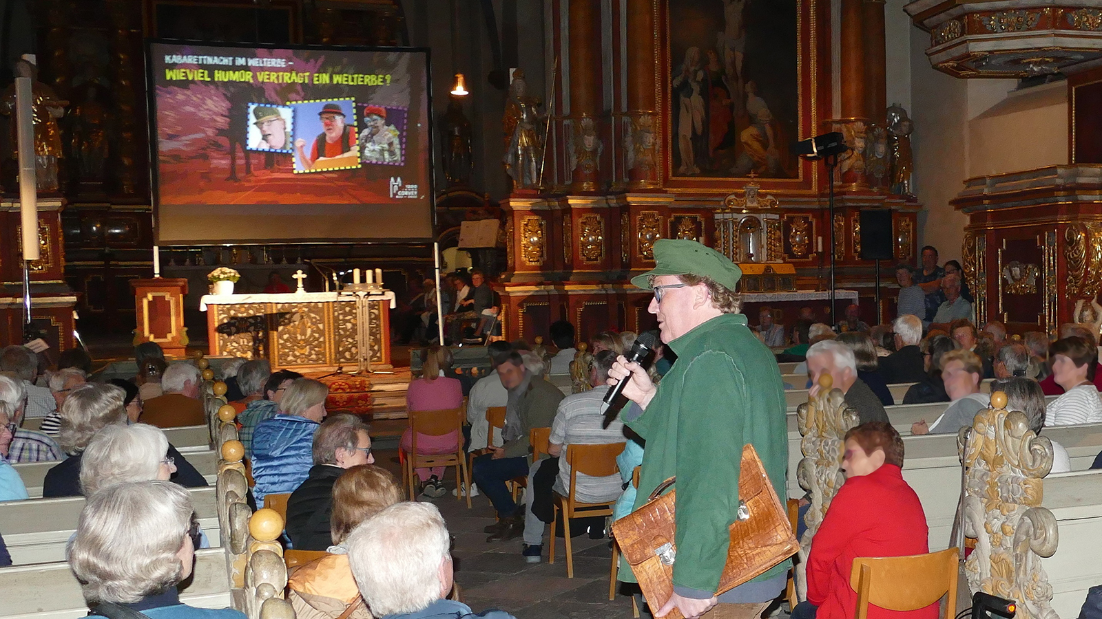Udo Reineke spricht zu Pfingsten vor der St.-Michaelskapelle über „Die Kirche im Dorf lassen“