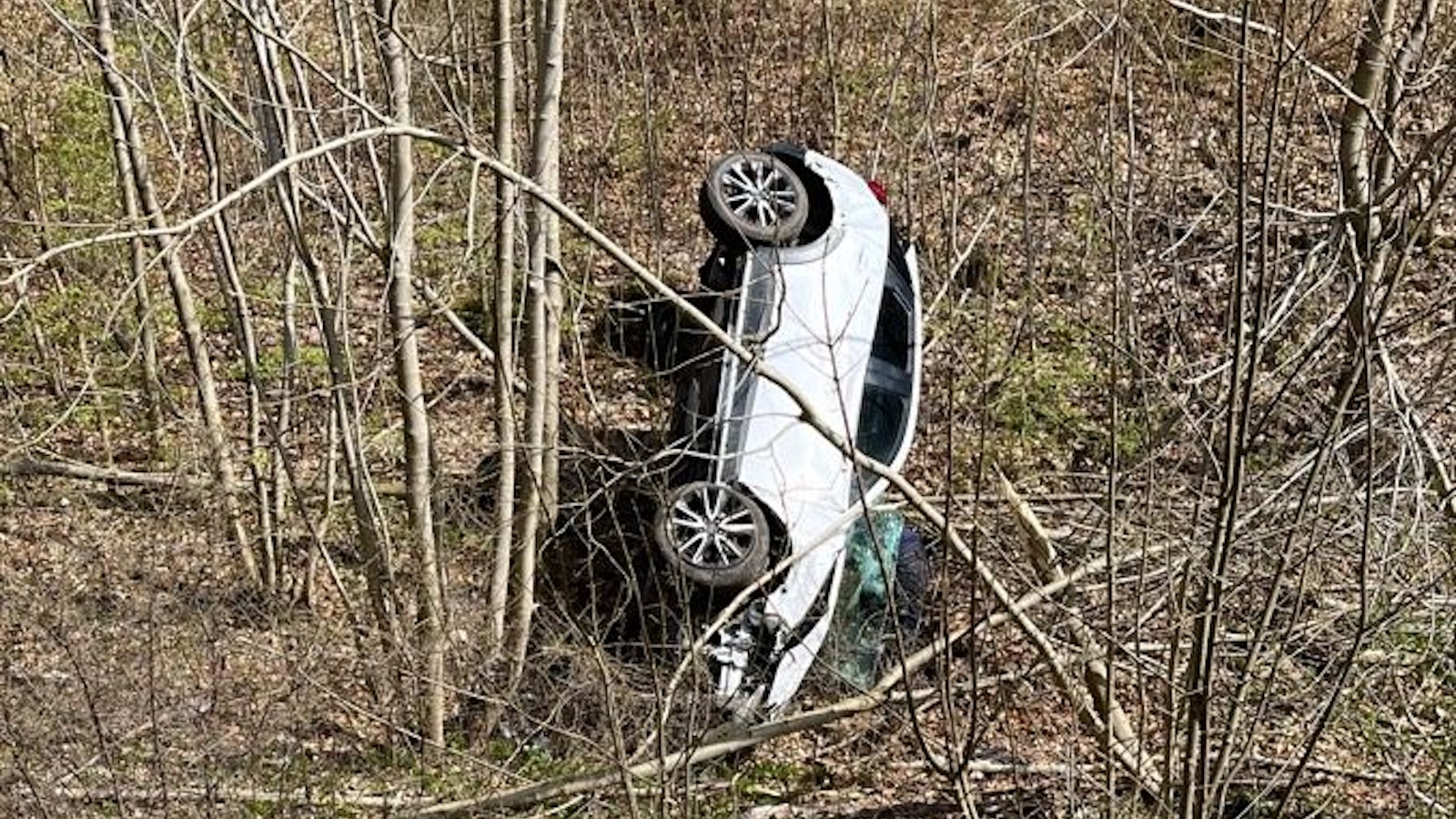 Pkw kommt von Straße ab und überschlägt sich - Fahrerin leicht verletzt