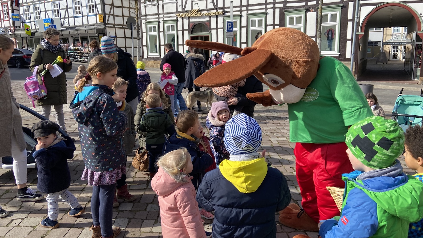 Osterhasen-Rallye bringt Frühlingsspaß für Familien in die Warburger Innenstadt