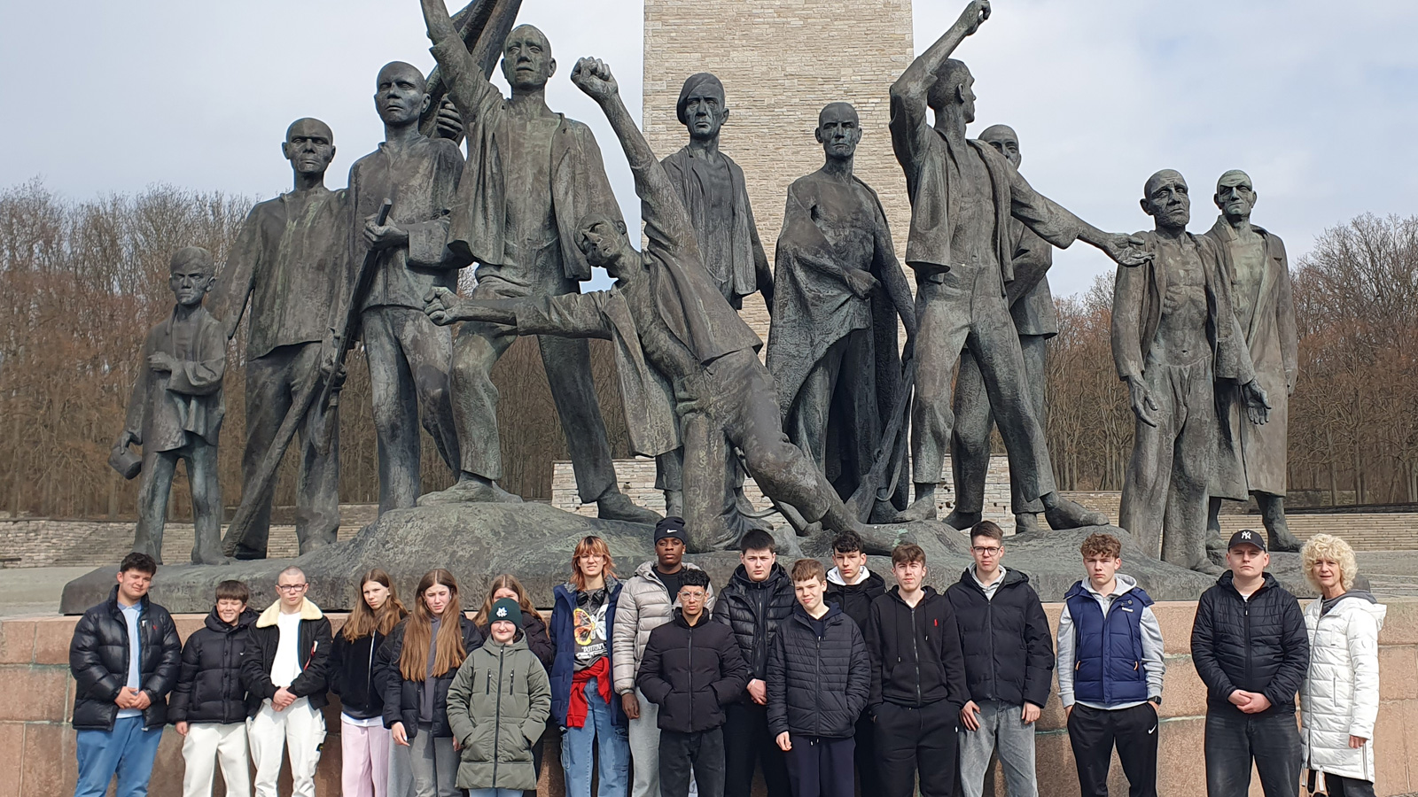„Nie wieder ist jetzt!“ - Zehntklässler der Erd-Charta-Schule besuchen Gedenkstätte Buchenwald