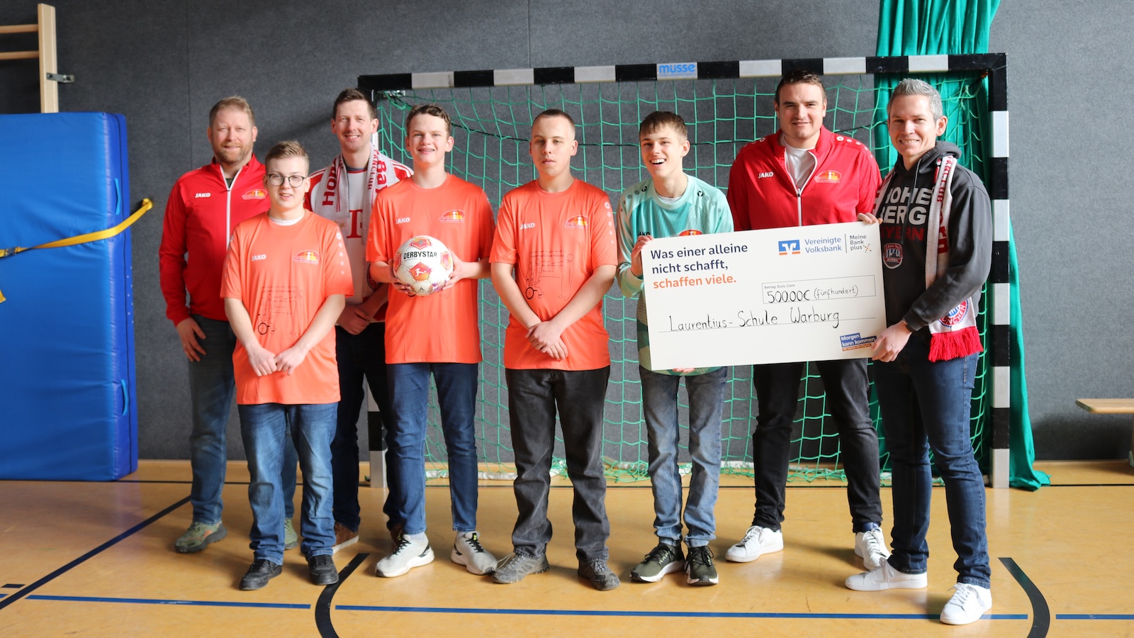 Bayern München Fanclub überreicht Spende – Fußball AG der Laurentius-Schule Warburg freut sich über neue Trikots