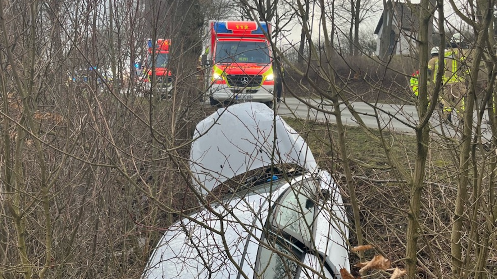 Ford landet im Straßengraben