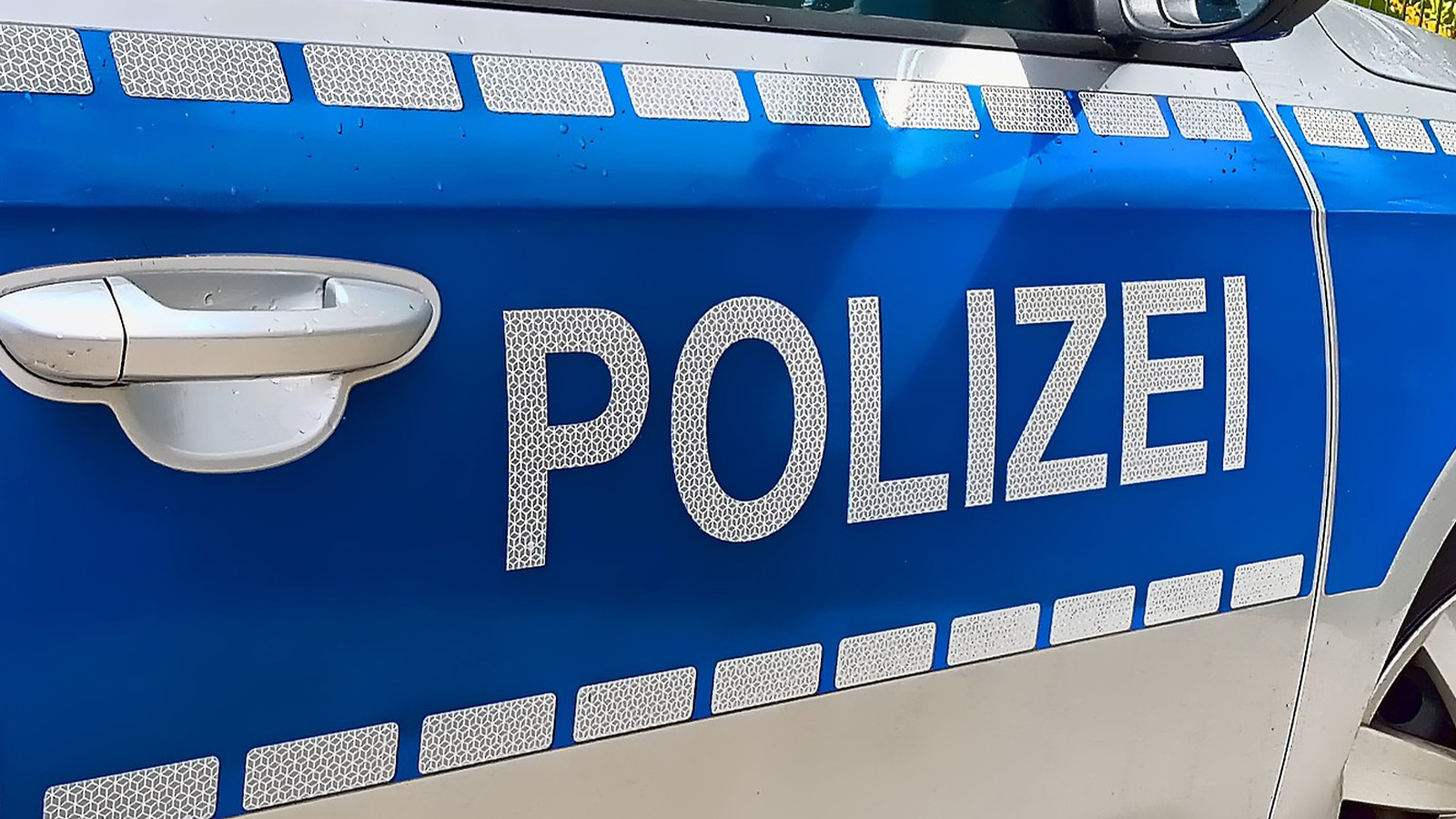 Pkw streift Fußgängerin und entfernt sich vom Unfallort - Polizei sucht Zeugen