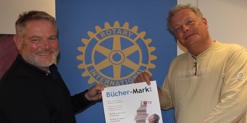 Club-Pru00e4sident Michael Kohlschein und Vize-Pru00e4sident Martin Troeltsch freuen sich auf viele Besucher des diesju00e4hrigen Bu00fcchermarktes des Rotary Club Warburg.