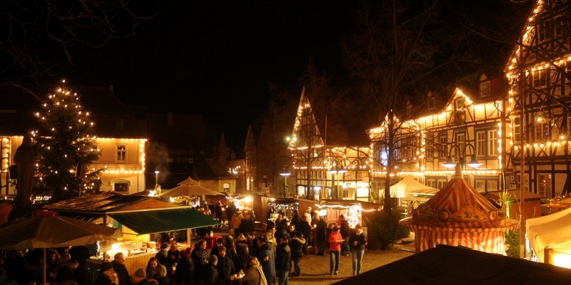 Der Weihnachtsmarkt der gemeinnu00fctzigen Initiative u201eAlle Jahre Wiederu201c auf dem Marktplatz in der Warburger Altstadt lu00e4dt am dritten Adventswochenende, 14. und 15. Dezember, zum genussvollen Verweilen ein. Archivfoto: Hubert Ru00f6sel