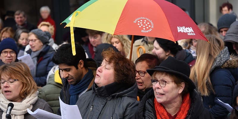 Ein Marktplatz wird bunt - Rudelsingen fu00fcr mehr Toleranz, Teilhabe und Vielfalt. Foto: Thomas Kube