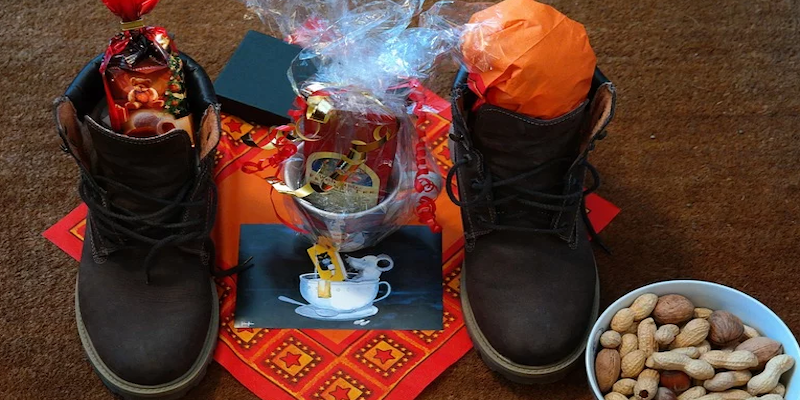 Mu00e4dchen und Jungen ku00f6nnen am Samstag, 30. November, von 10 bis 14 Uhr ihr poliertes Schuhwerk auf dem Marktplatz in der Warburger Neustadt abgeben. Symbolfoto: Pixabay
